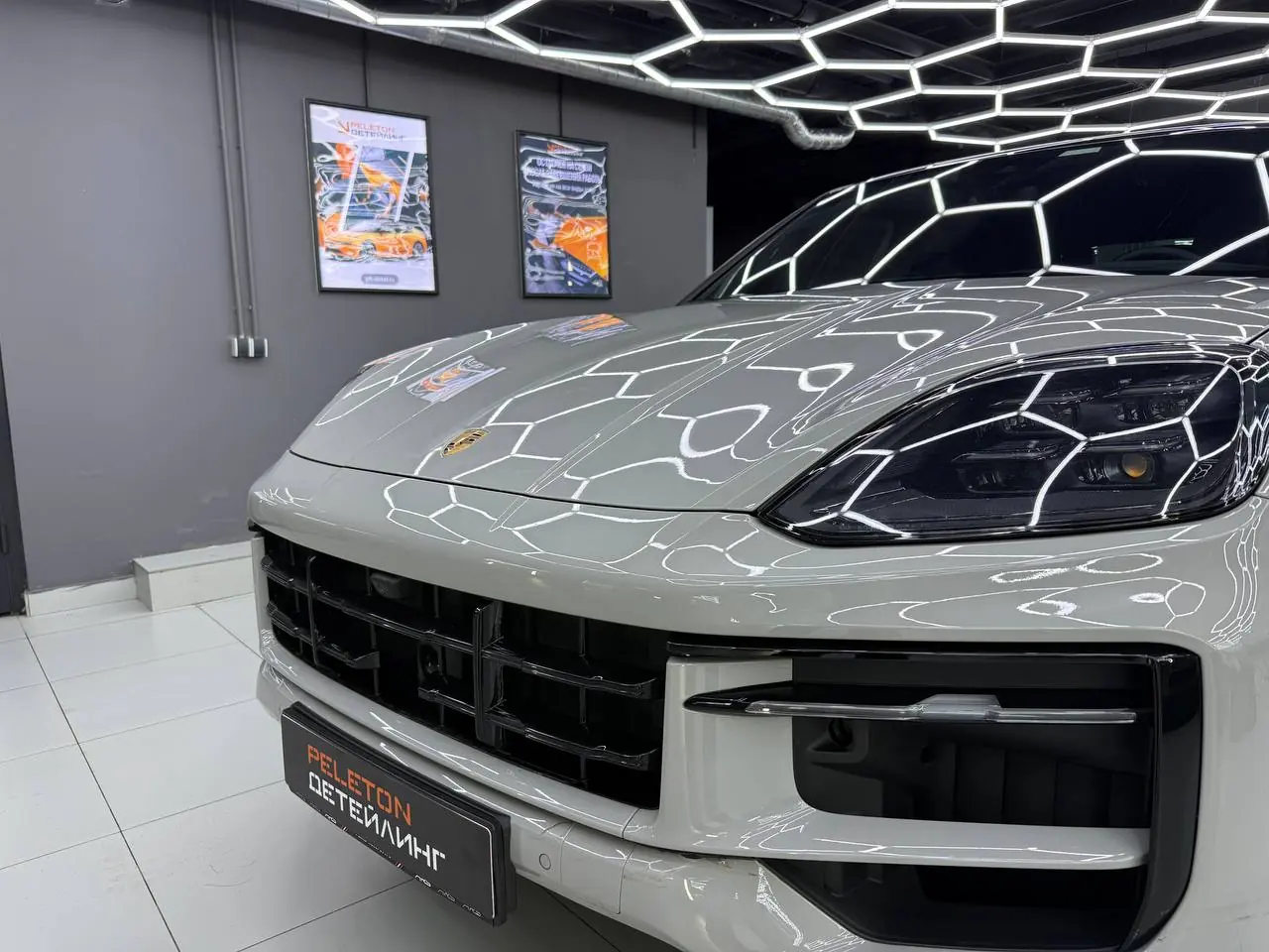 Оклейка Porsche Cayenne GTS в полиуретановую пленку 230 мкм: максимальная защита для максимального автомобиля